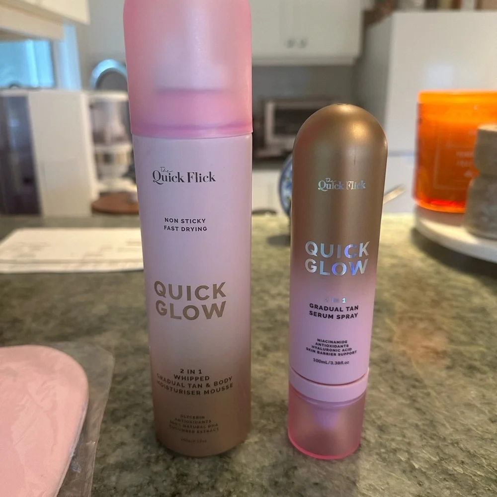 Quick Glow 2-in-1 Whipped Gradual Tan & Body Moisturiser Mousse - Pink and Gold